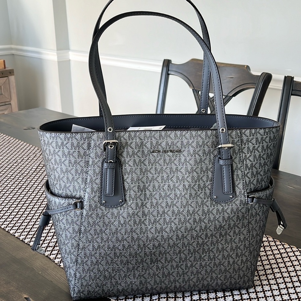 Michael Kors East West Voyager tote